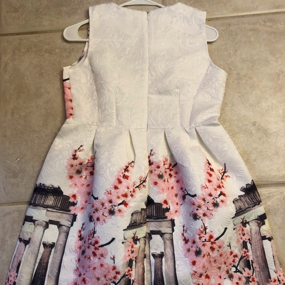 Three dresses - Picture 4 of 6